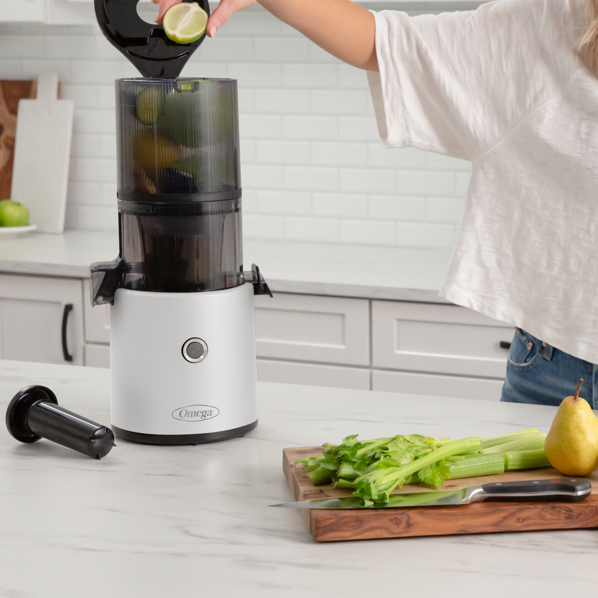 Omega JC2022 Effortless Batch Juicer, 2L Capacity, in White (JC2022WH11)