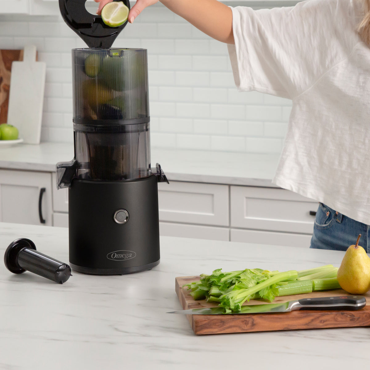Omega JC2022 Effortless Batch Juicer, 2L Capacity, in Black (JC2022BK11)