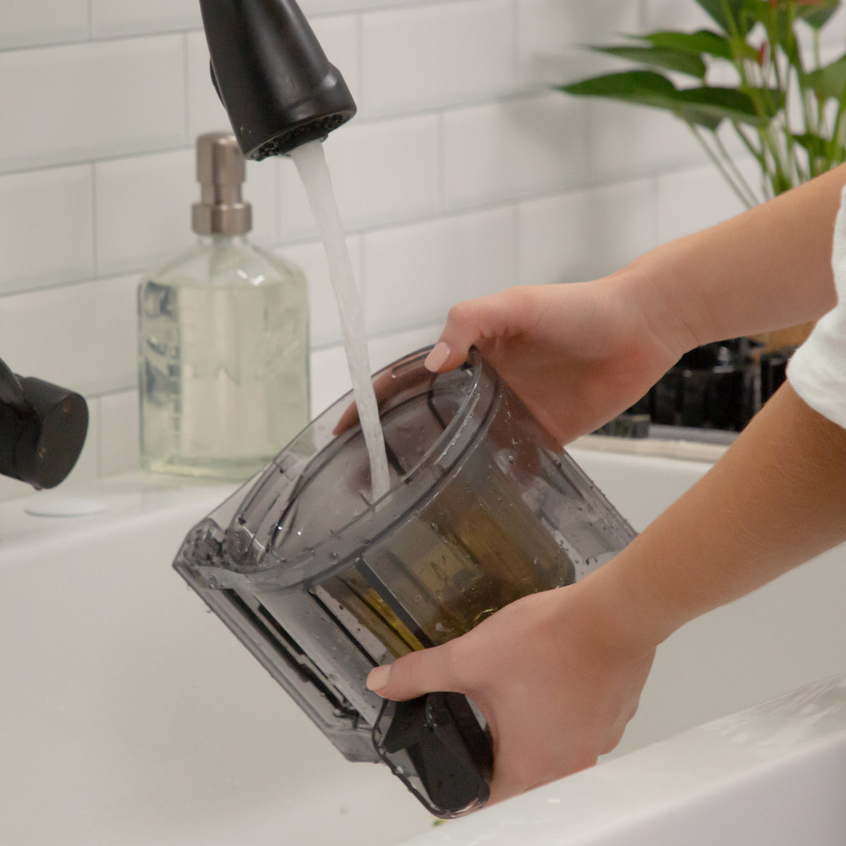 Omega JC2022 Effortless Batch Juicer, 2L Capacity, in Black (JC2022BK11)