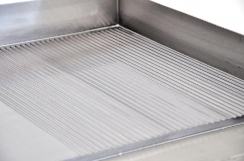 Omcan CE-CN-0610-FR 24 In. Electric Griddle, Half Smooth / Half Ribbed, 3.6 kW, Two Independent Controls, 240V