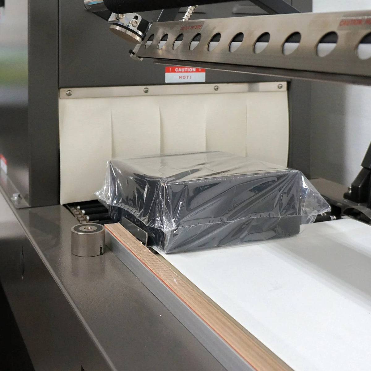 Sealer Sales SS-1519ECMC-220V Economy L-Bar Sealer with 20"L x 16"W x 6"H Shrink Tunnel, 15" x 19" Seal Area, 220V, Power Discharge Conveyor